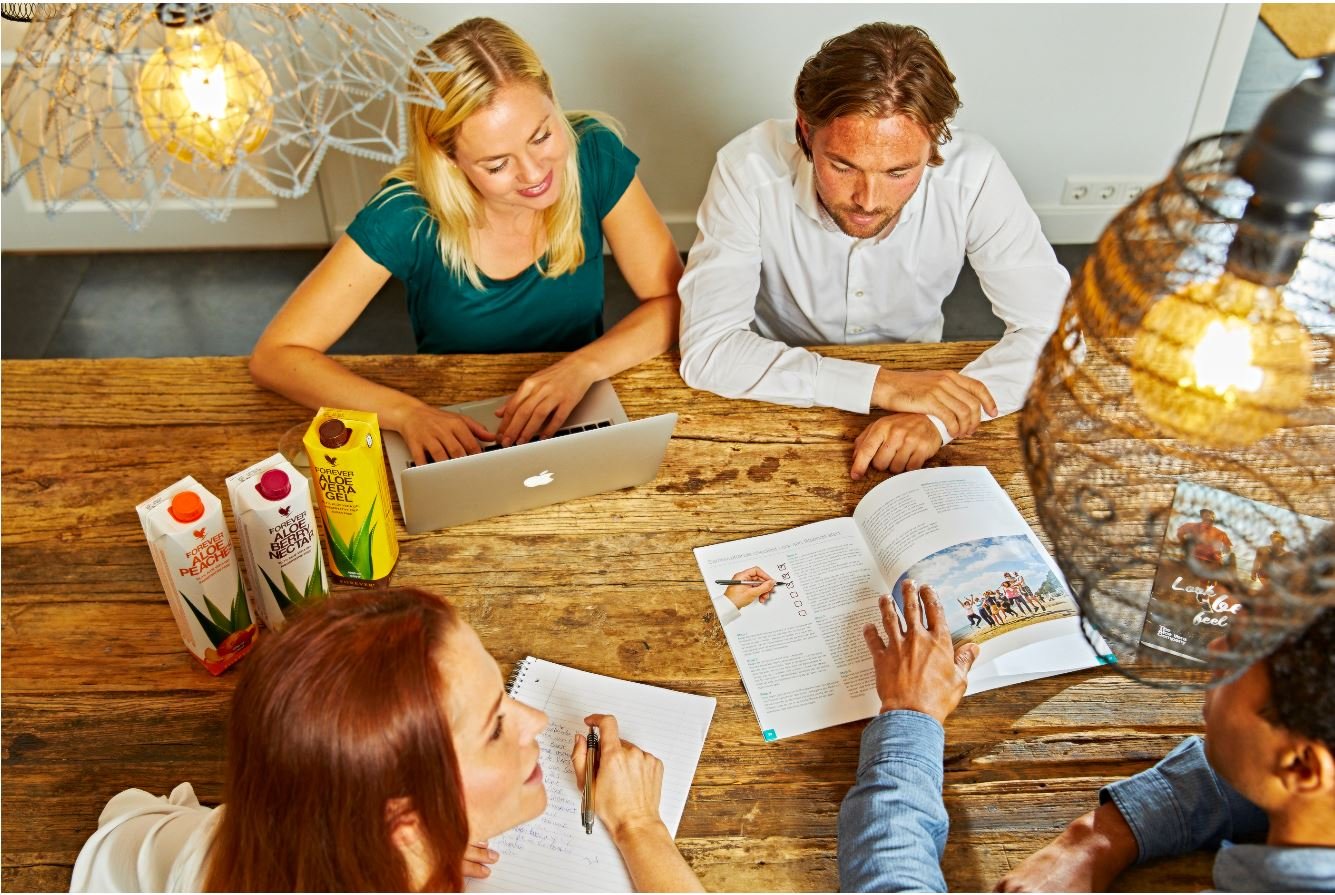 Personas compartiendo información sobre productos